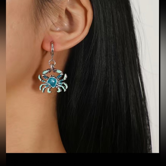 Enamel crab design dangle earrings - Picture 3 of 5